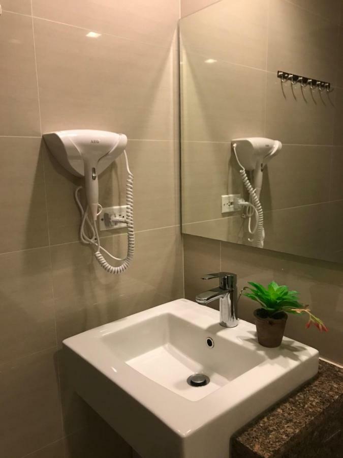 Travellers 101 Condo Near Manila Airport Exterior foto